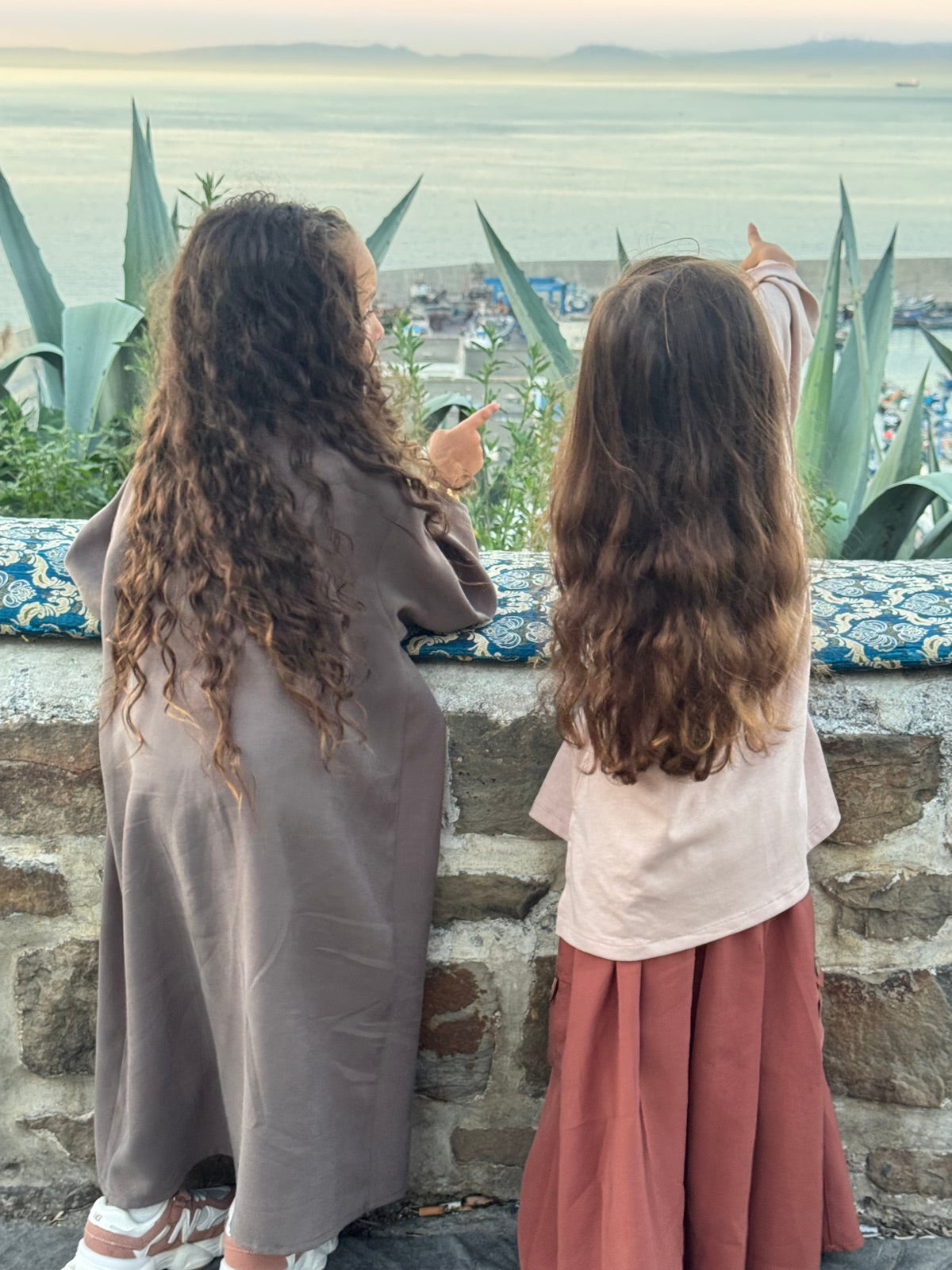 Enfants de dos en tenues Amana Kids